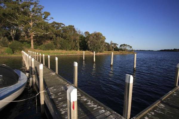 PRESTIGIOUS EAST COAST LIVING ON THE GIPPSLAND LAKES Picture 2