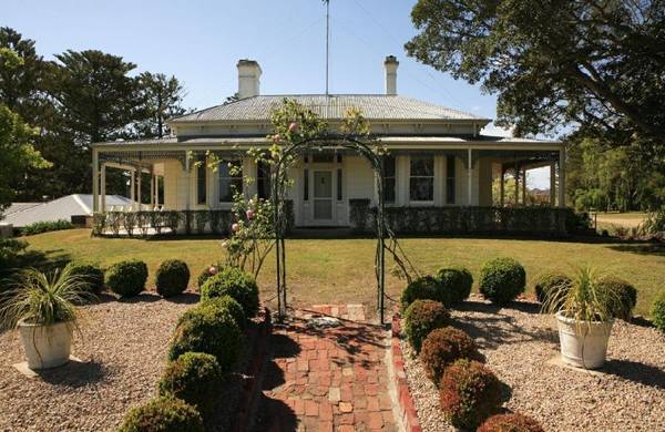 PRESTIGIOUS EAST COAST LIVING ON THE GIPPSLAND LAKES Picture 3