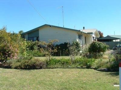 WALK TO THE LAKE & SHOPS Picture