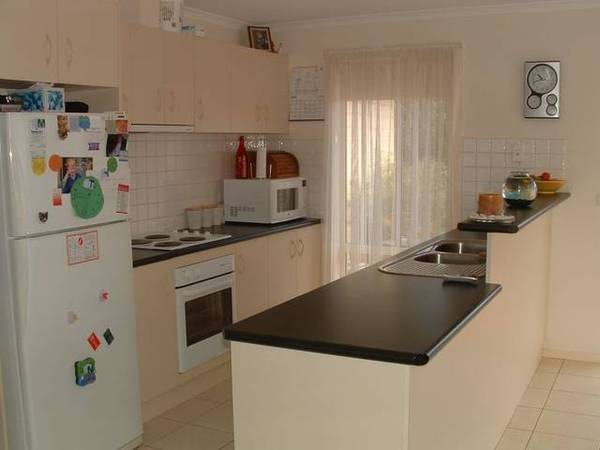 CENTRALLY LOCATED TOWNHOUSE Picture 2