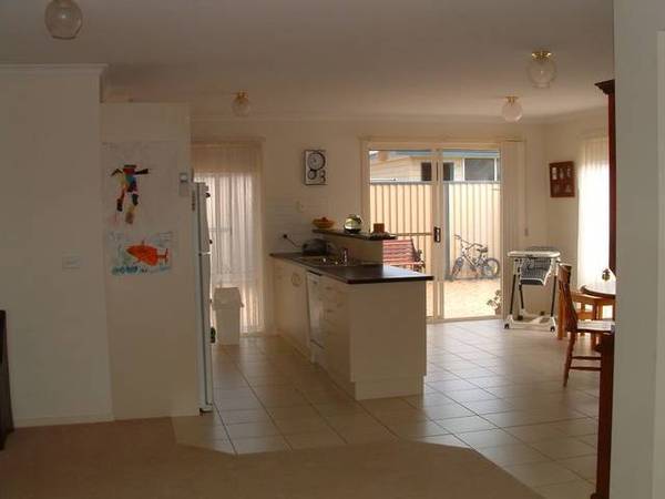 CENTRALLY LOCATED TOWNHOUSE Picture 3