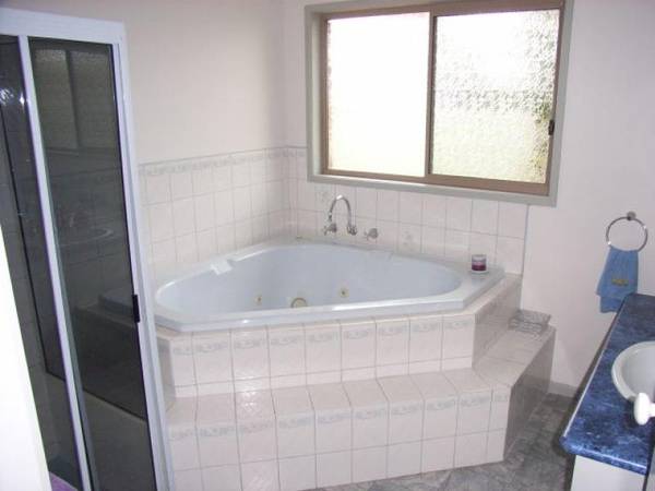 ADJOINING PARKLAND RESERVE Picture 3