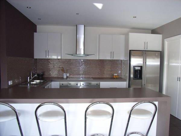 ARCHITECTUALLY DESIGNED FAMILY HOME ON DOUBLE BLOCK Picture 2