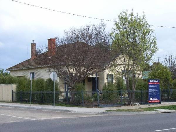 DUAL INCOME - DUAL ACCESS. PRINCES HIGHWAY FRONTAGE Picture 1