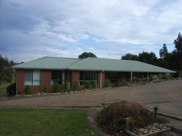 PEACE & QUIET ON SMALL ACERAGE Picture 1