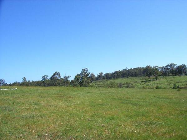 PERFECT POSITION - BETWEEN THE LAKES AND TOWN CENTRAL Picture 1