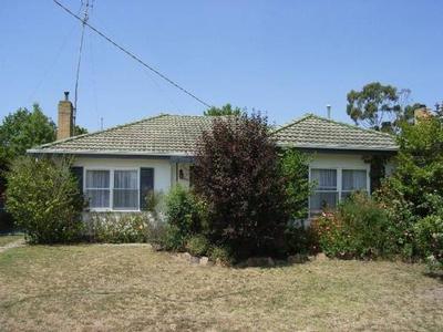 SEPERATE LIVING AREAS - WHAT VALUE! Picture