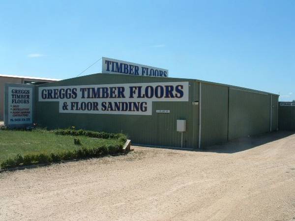 Factory/warehouse just off highway. Picture 1