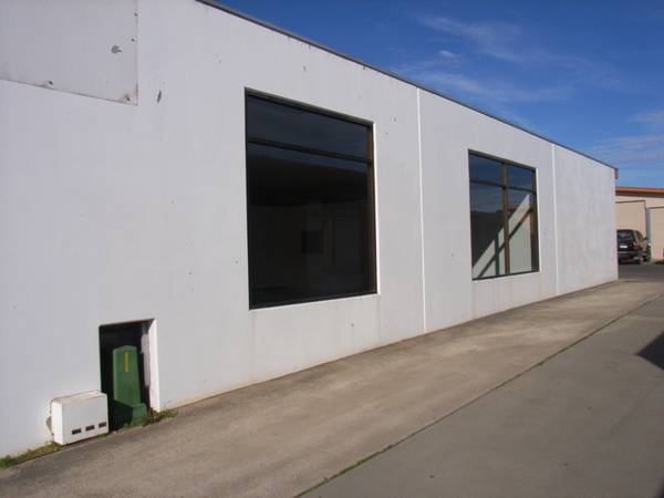 Premises in busy traffic area Picture 3