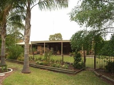 PICNIC POINT- 500M TO MITCHELL RIVER Picture PICNIC POINT- 500M TO MITCHELL RIVER Picture