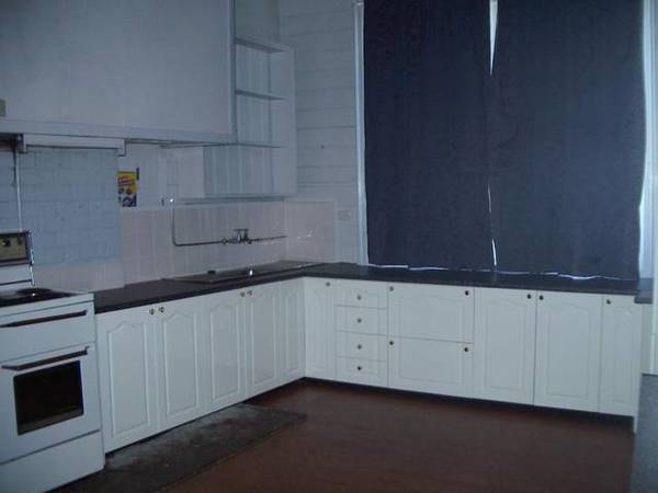 DUPLEX OR 5 BEDROOM HOUSE! Picture 2