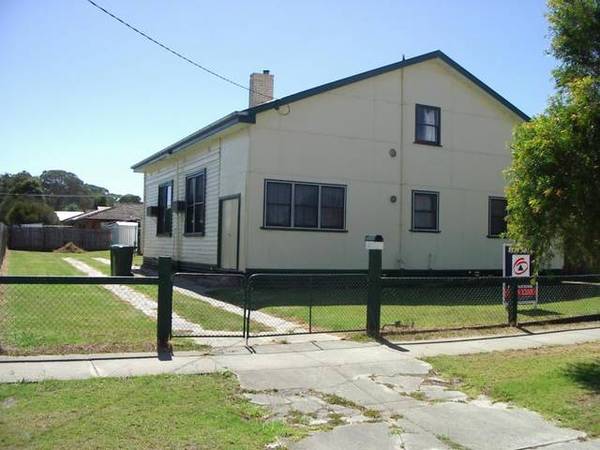 DUPLEX OR 5 BEDROOM HOUSE! Picture 1