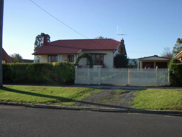 GORGEOUS HISTORIC WEATHERBOARD Picture 1