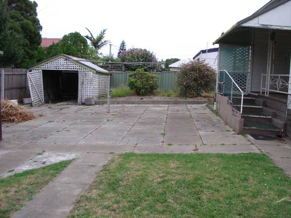 IDEALLY POSITIONED WEATHERBOARD HOUSE Picture 2