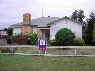 IDEALLY POSITIONED WEATHERBOARD HOUSE Picture