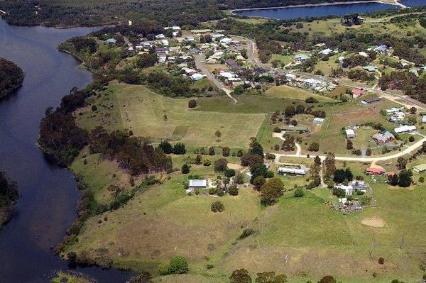 LAKE BUNGA BEACH ESTATE
LAKES ENTRANCE Picture 1