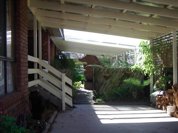 LOVELY SPACIOUS BRICK HOME Picture 3