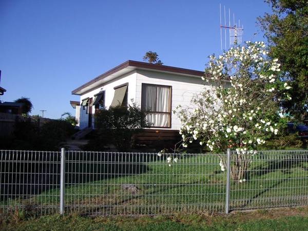 MODERN HOME ON LARGE BLOCK WITH VIEWS Picture 1