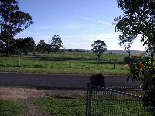 MODERN HOME ON LARGE BLOCK WITH VIEWS Picture 3