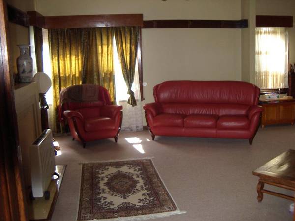 MODERN LIVING IN A DISTINCTIVE TUDOR STYLE HOME Picture 3