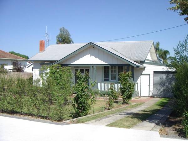 PERIOD HOME IN EXCELLENT CONDITION WITH EVERYTHING! Picture 1