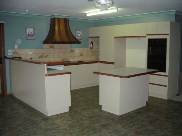 SPACIOUS HOME ON APPROX 34.5 ACRES Picture 2