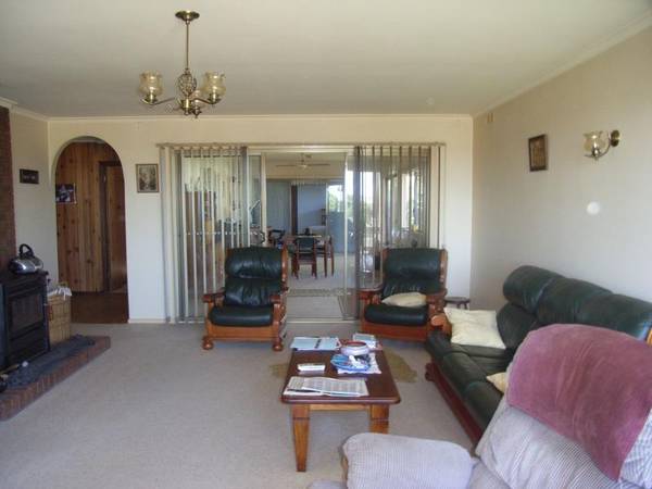 SPACIOUS LIVING AND RURAL VIEWS! Picture 2