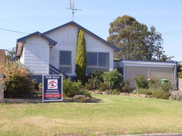 SPACIOUS LIVING AND RURAL VIEWS! Picture 1