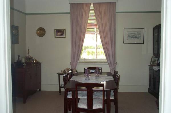 STUNNING WEATHERBOARD ON APPROX 3/4 ACRE Picture 3