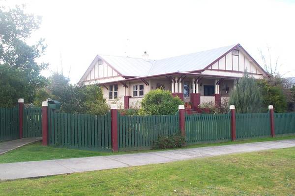 STUNNING WEATHERBOARD ON APPROX 3/4 ACRE Picture 1