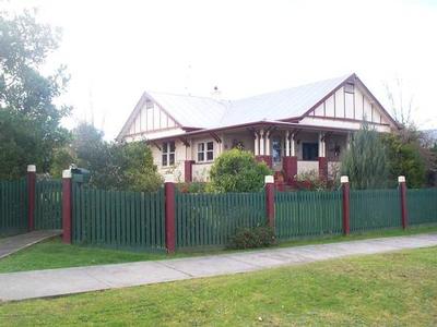 STUNNING WEATHERBOARD ON APPROX 3/4 ACRE Picture