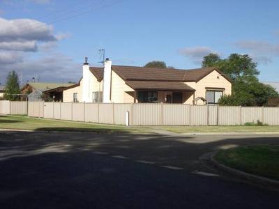 WELL LOCATED CLOSE TO SCHOOLS & SPORT CENTRES Picture
