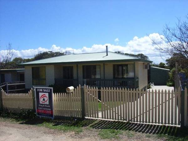 LAKE TYERS BEACH FAMILY HOME Picture 1