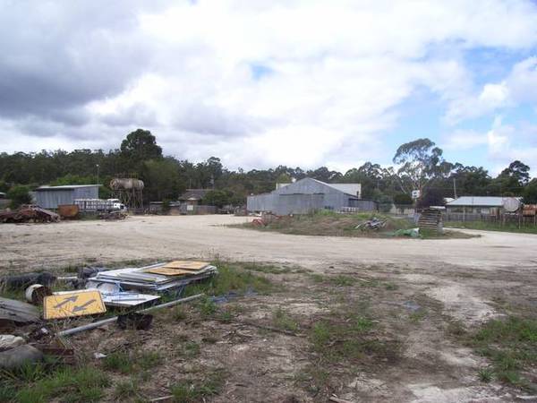 DEPOT/WORKSHOP + 2 HOUSES Picture 2