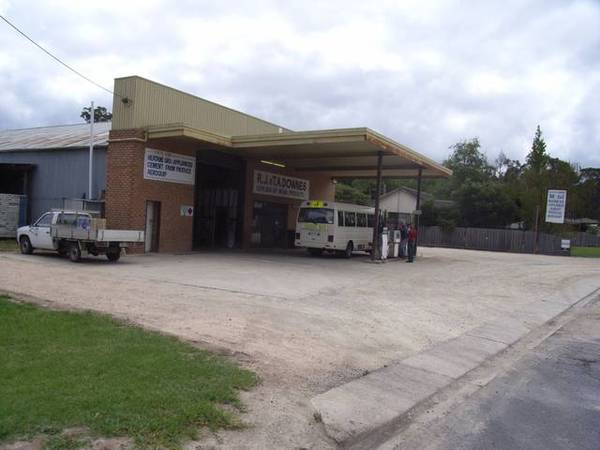 DEPOT/WORKSHOP + 2 HOUSES Picture 1