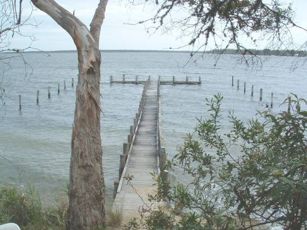 BUILDING BLOCK WITH PRIVATE JETTY BERTH Picture 2