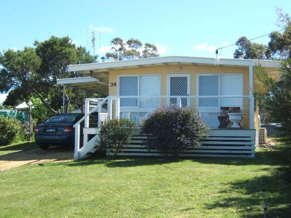 CLASSIC METUNG BEACH HOUSE IN A MOST DESIRABLE LOCATION Picture 2