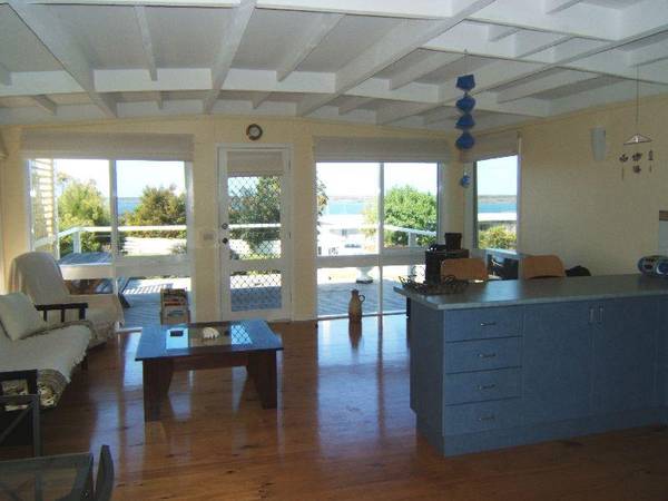 CLASSIC METUNG BEACH HOUSE IN A MOST DESIRABLE LOCATION Picture 3