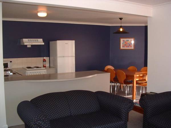 EDGEWATER TERRACES VILLA "Candle Bark" Picture 2