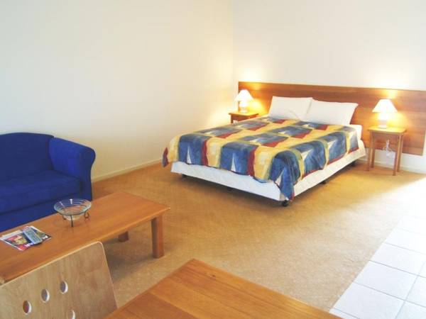 HOLIDAY TIME AT METUNG WATERS Picture 1