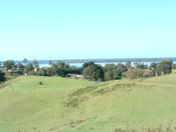 LAKE VIEWS, COUNTRYSIDE AND GOLF Picture 3