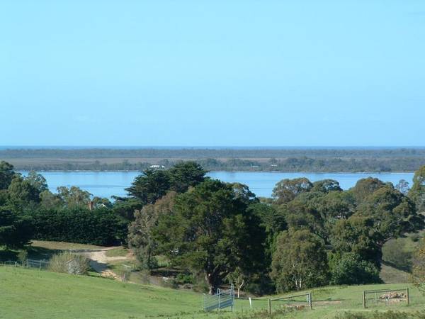 LAKE VIEWS, COUNTRYSIDE AND GOLF Picture 1
