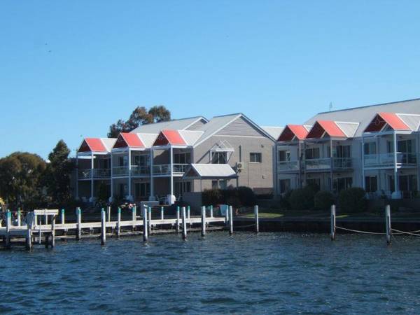 MOORINGS WATERFRONT APARTMENT Picture 2