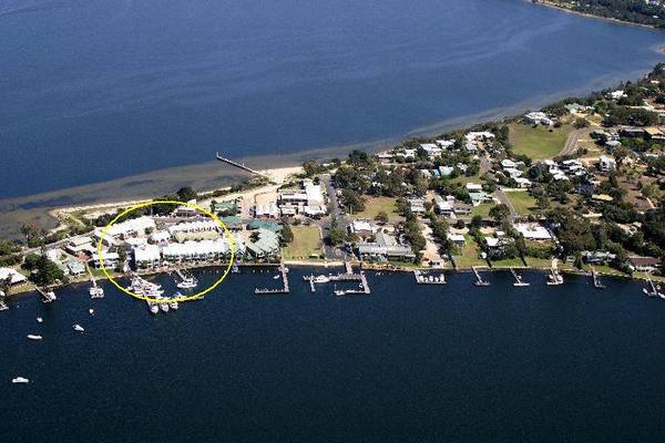 MOORINGS WATERFRONT APARTMENT Picture 1