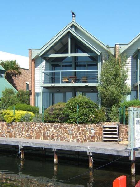 PRIME WATERFRONT VILLA WITH BOAT BERTH Picture 2