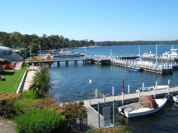 PRIME WATERFRONT VILLA WITH BOAT BERTH Picture 3