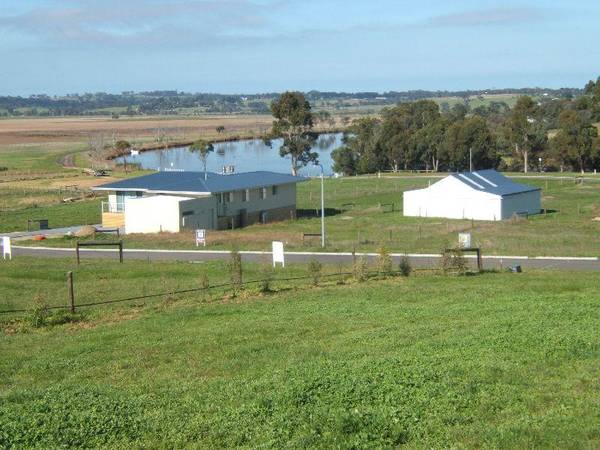 RIVERSIDE ON THE TAMBO Picture 1