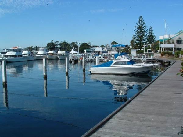 SENSATIONAL WATERFRONT APARTMENT Picture 2