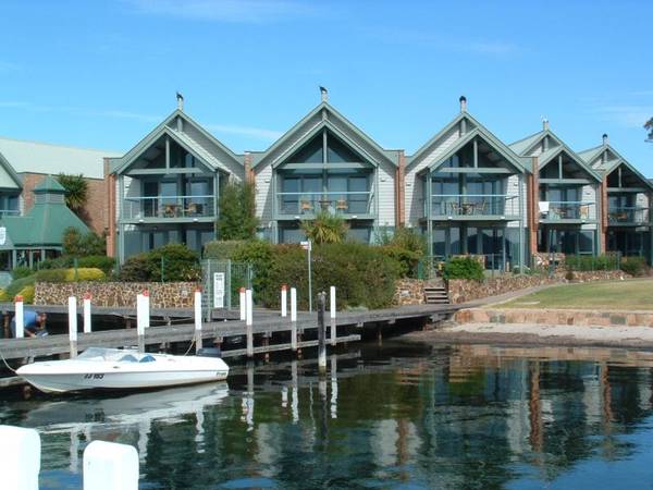 SENSATIONAL WATERFRONT APARTMENT Picture 1