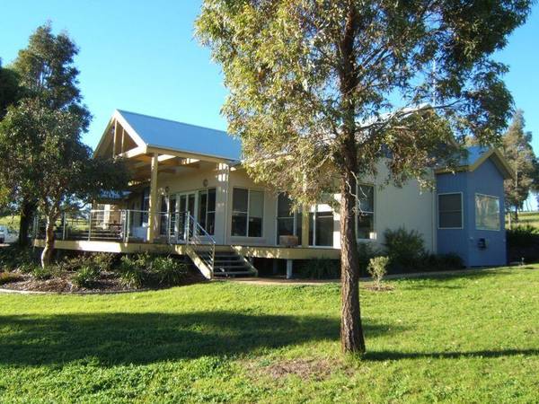 THE LIVING IS EASY Picture 2